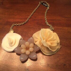 Beautiful Boho Floral Necklace NWT